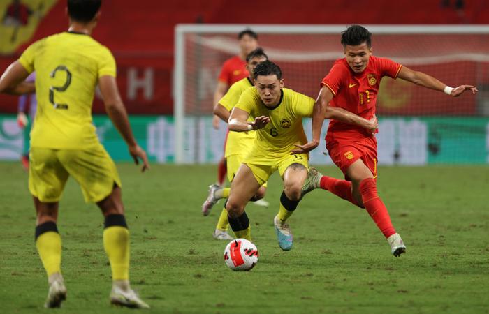 9月9日，中国队球员林良铭（右一）与马来西亚队球员陈俊仁（右二）在比赛中拼抢。新华社记者 江宏景 摄